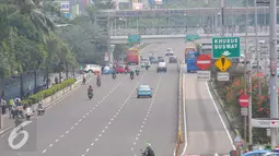 Suasana jalan lengang di kawasan bundaran HI, Jakarta, Jumat (4/11). Kawasan tersebut yang biasanya padat lalu lintas menjadi lengang akibat adanya Aksi Damai 4 November. (Liputan6.com/Angga Yuniar)