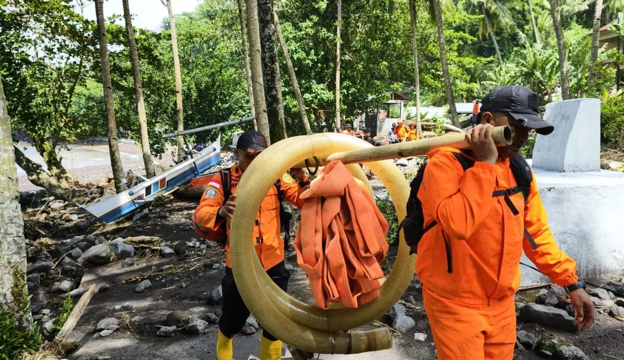 Langkah ini dilakukan untuk mempercepat proses penanganan, pendataan dampak, serta evakuasi korban di wilayah terdampak. Tampak dalam foto, personel Badan Nasional Pencarian dan Pertolongan (Basarnas) Manado membawa sejumlah alat yang diperlukan guna membantu operasi pencarian dan pertolongan korban bencana banjir bandang di Kabupaten Kepulauan Siau Tagulandang Biaro, Provinsi Sulawesi Utara, Selasa 6 Januari 2026. (Foto: Basarnas)