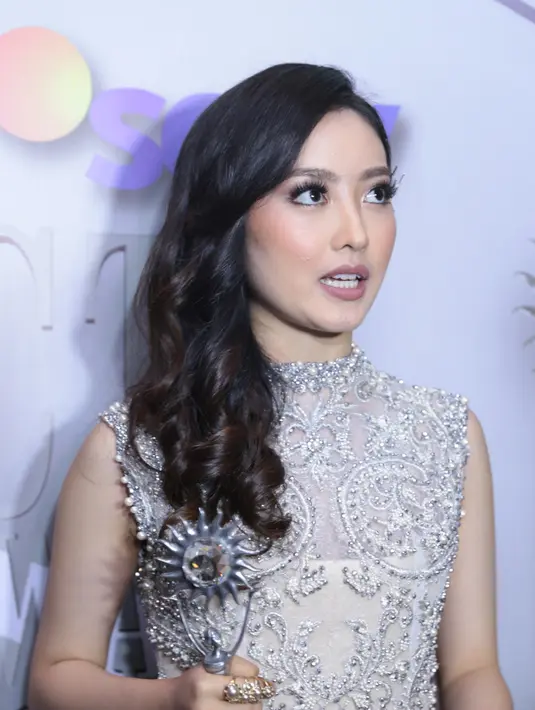 "Pastinya seneng banget, tak nyangka dan juga awalnya nggak berharap banyak karena nomitar-nya semuanya hebat-hebat," ungkap Natasha Wilona di Studio 6 Emtek City, Daan Mogot, Jakarta Barat, Rabu (29/11/2017). (Adrian Putra/Bintang.com)
