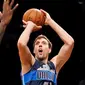 Dallas Mavericks mengumumkan telah kembali merekrut Dirk Nowitzki yang sebelumnya berstatus bebas agen. (AP/Kathy Willens)