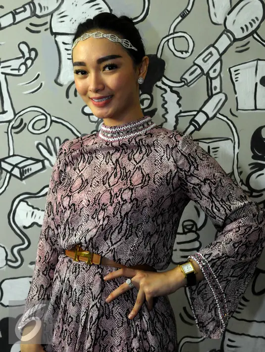 Meski tak makan nasi, Zaskia Gotik tetap kuat menjalani puasa. Perempuan yang akrab disapa Eneng ini lebih banyak mengkonsumsi buah-buahan sebagai pengganti nasi. Foto diambil pada Senin (29/6/2015). (Liputan6.com/Faisal R Syam)