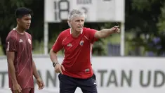 Pelatih Persija Jakarta, Ivan Kolev, memberikan instruksi kepada pemainnya saat latihan di Lapangan Sutasoma, Jakarta, Rabu (16/1). Ini merupakan latihan perdana yang dipimpin oleh Ivan Kolev. (Bola.com/Yoppy Renato)