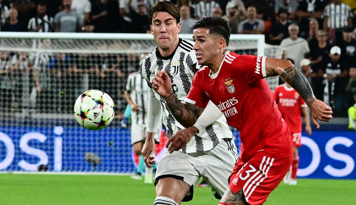 Enzo Fernandez. Pemain teranyar yang baru saja didatangkan Chelsea dari Benfica adalah Enzo Fernandez yang berstatus juara Piala Dunia 2022 bersama Argentina dan meraih penghargaan individual sebagai pemain muda terbaik urnamen. Chelsea harus mengeluarkan biaya sebesar 120 juta euro untuk mendatangkan pemain yang baru setengah musim memperkuat Benfica tersebut.(AFP/Vincenzo Pinto)