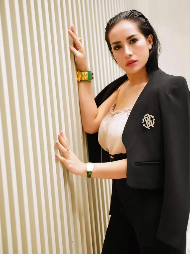 Pernah Jadi Istri Siri Jendral, Ini 6 Potret Terbaru Shinta Bachir yang Lepas Hijab