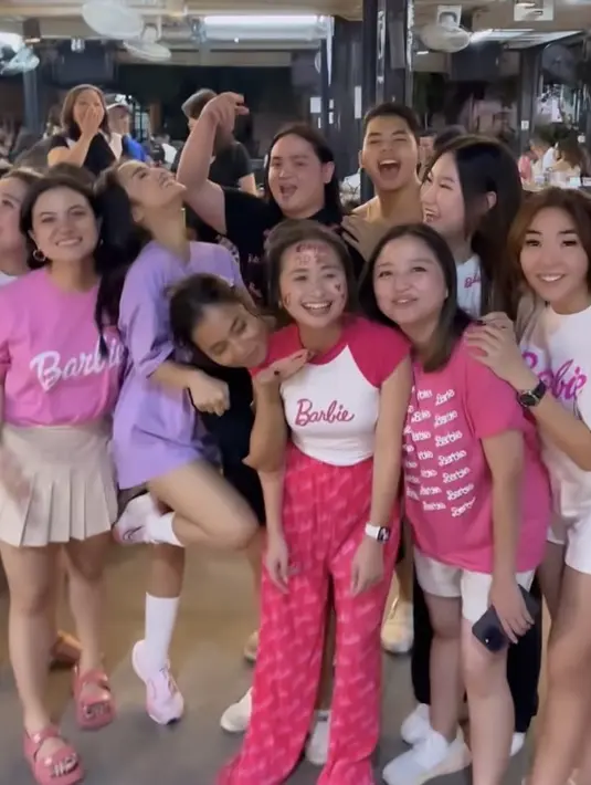 Atasan ketat tersebut pun dipadukan dengan celana pink bertuliskan Berbiy bukan Barbie. @shannonnwoong. 