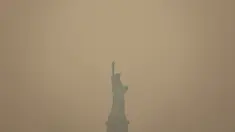 Patung Liberty yang diselimuti langit berkabut difoto dari Staten Island Ferry di New York, Rabu, 7 Juni 2023. (AP Photo/Yuki Iwamura)