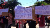 Aksi protes PSK Lokalisasi Tanjung Elmo di Sentani, Kabupaten Jayapura, Papua. (Liputan6.com/Katharina Janur)