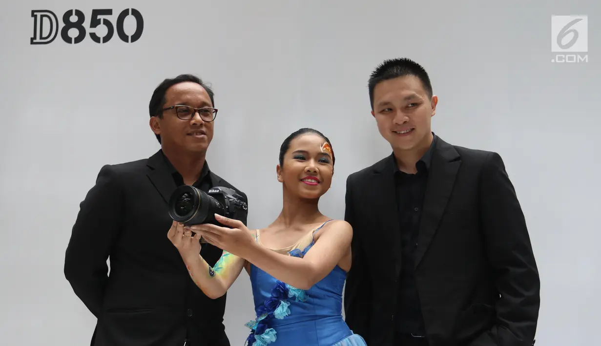 International Marketing Senior Manager of Nikon Singapore Bruma Teotico (kiri) bersama General Manager of Imaging Division Nikon Indonesia Sukimin Thio berfoto bersama (kanan) saat peluncuran Nikon D850 di Jakarta, Senin (29/1).(Liputan6.com/Angga Yuniar)
