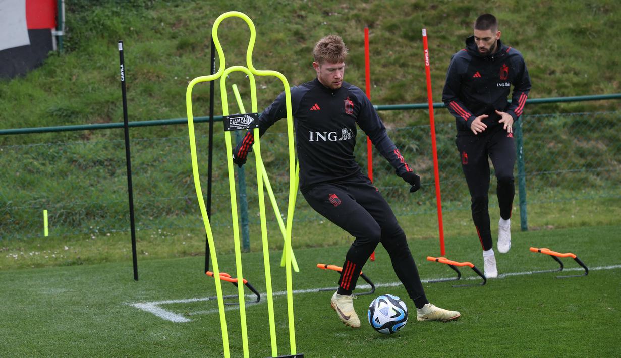 Kevin De Bruyne mengikuti sesi latihan timnas Belgia sebagai bagian dari persiapan tim untuk pertandingan kualifikasi Euro 2024 mendatang, di markas besar Asosiasi Sepak Bola Belgia RBFA di Tubize, Rabu (23/3/2023). (Photo by VIRGINIE LEFOUR / Belga / AFP)
