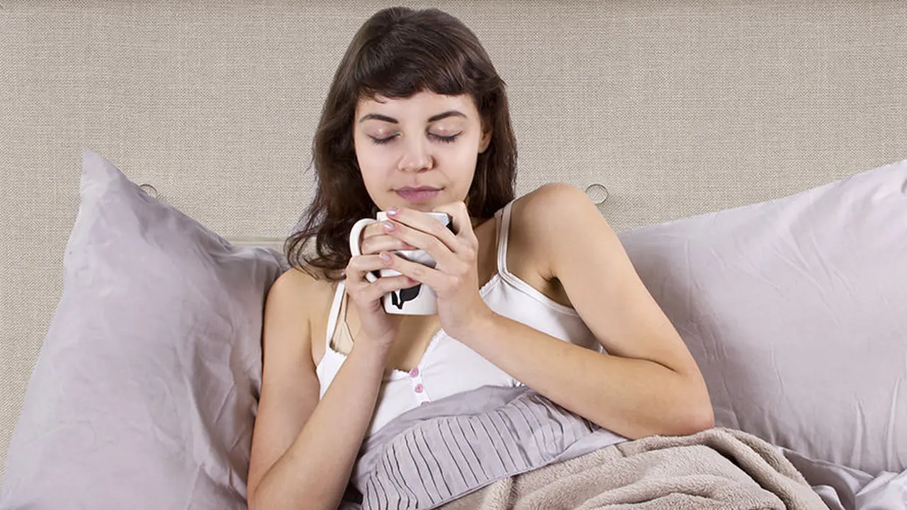 Mengonsumsi secangkir teh chamomile atau susu hangat sebelum tidur tak hanya membuat tidur lebih lelap juga bantu menurunkan berat badan. (Foto: techly.com.au)