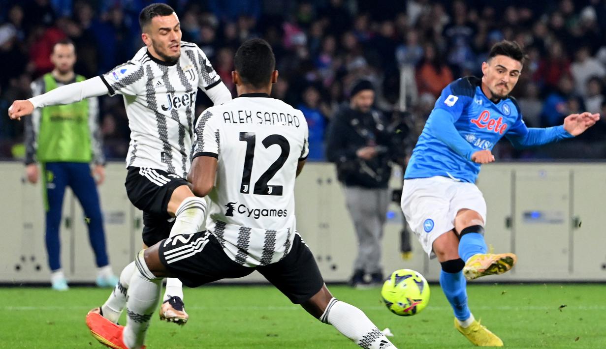 Pesta gol Napoli ditutup oleh Eljif Elmas yang baru dimasukkan pada awal babak kedua. Gol dicetak pada menit ke-72 lewat sepakan yang sempat membentur kaki bek Juventus, Alex Sandro. Laga pun tuntas dengan skor 5-1 untuk kemenangan tuan rumah. (AFP/Alberto Pizzoli)