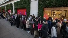 Pelanggan mengantre di luar Selfridges department stores menjelang Boxing Day di pusat kota London, Senin (26/12). Boxing Day merupakan tradisi hari belanja terbesar tahunan setiap 26 Desember atau sehari setelah Natal. (DANIEL Leal-Olivas/AFP)