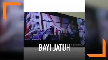 Sebuah video viral di media sosial, menunjukkan detik-detik seorang bayi terjatuh dari lantai 3 sebuah mal. Bayi itu terlepas dari gendongan ibunya ketika sedang menuruni eskalator bersama-sama.