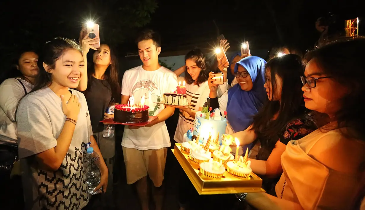 Cut Syifa, kini tengah berbahagia dengan usia barunya. Tepat di tanggal 18 September 2017, Syifa berulang tahun dan genap berusia 19 tahun. Pesta kejutan pun diberikan untuk Syifa saat berada di lokasi syuting. (Bambang E.Ros/Bintang.com)