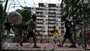 Anak-anak bermain bola di halaman Rusun di Tanah Abang, Jakarta, Senin (4/1/2016). Tahun 2016 Pemprov DKI Jakarta akan membangun 50 rusun bagi warga yang terkena dampak program normalisasi sungai  (Liputan6.com/Johan Tallo)