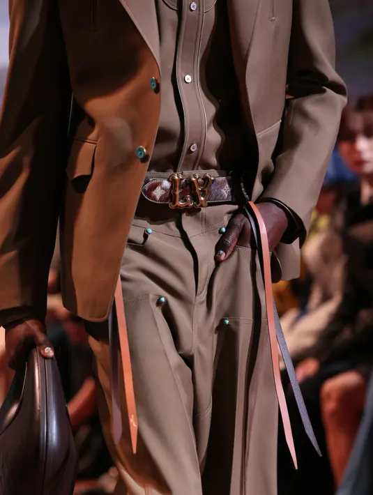 Desain edisi sangat terbatas ini dibuat dengan lubang tali dan liontin lidah yang menampilkan monogram LV dengan emas asli, kanvas monogram, dan bagasi sepatu kaca plexiglass. [Foto: Document/Louis Vuitton]