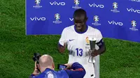 Gelandang Timnas Prancis N'Golo Kante menerima penghargaan man of the match di laga kontra Austria pada Euro 2024 hari Selasa (18/06/2024) dini hari WIB. (KENZO TRIBOUILLARD / AFP)