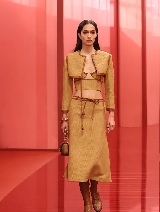 Koleksi baru ini berkisar pada siluet yang terstruktur dan mengalir, bermain dengan tekstur dan cetakan.  [Dok/Gucci].