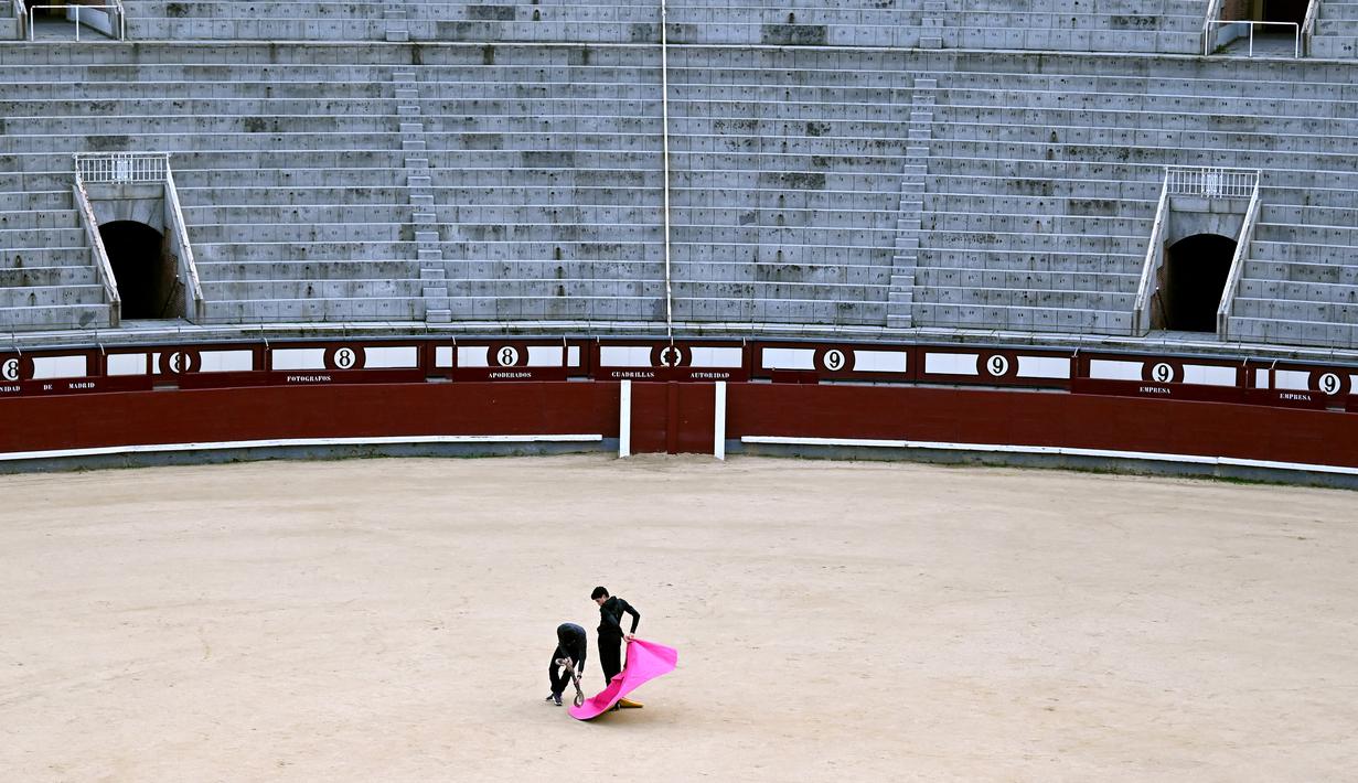 Penurunan minat seiring perkembangan zaman menjadikan matador dalam budaya adu banteng di Spanyol berusaha bertahan ditengah badai pandemi. (Foto: AFP/Gabriel Bouys)