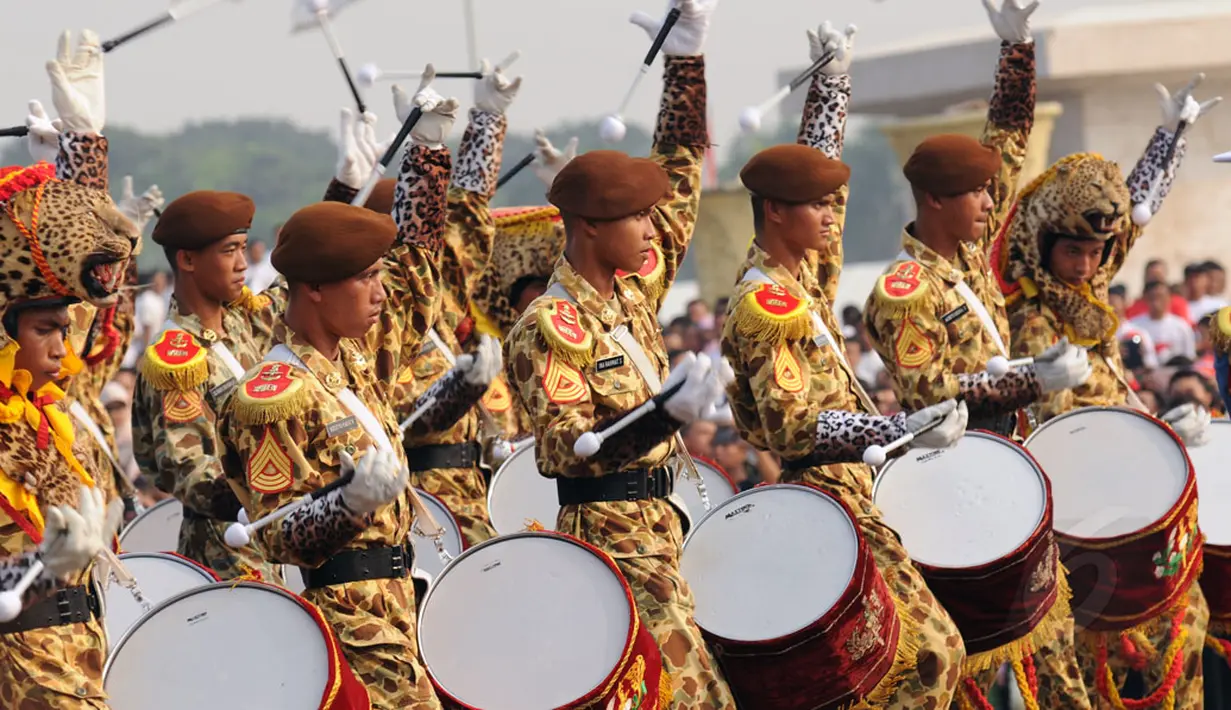 Tim Marching Band Taruna Akademi Militer tampil memukau saat memeriahkan HUT RI ke-69 di kawasan Tugu Monas, Jakarta, (31/8/2014). (Liputan6.com/Helmi Fithriansyah)