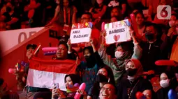 Fans memberikan dukungan kepada ganda putra Indonesia, Leo Rolly Carnando/Daniel Marthin, saat melawan wakil Jepang, Takuro Hoki/Yugo Kobayashi pada laga semifinal Indonesia Masters 2023 di Istora Senayan, Jakarta, Sabtu (28/1/2023). Wakil Indonesia itu menang dengan skor 18-21, 21-17, 21-3. (Bola.com/M Iqbal Ichsan)