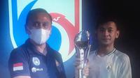 Rizky Faidan dari PSS Sleman (kanan), menerima trofi Indonesia Football eSport League (IFeL) 2020 dari Ketua Umum PSSI, Mochamad Iriawan. (Dok. PSS Sleman)