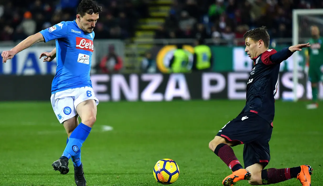 Bek Cagliari, Filippo Romagna berebut bola dengan pemain Napoli, Mario Rui pada laga pekan ke-26 Serie A di Sardegna Arena, Selasa (27/2). Napoli memantapkan posisi di puncak klasemen sementara Liga Italia 2017/2018. (ALBERTO PIZZOLI / AFP)
