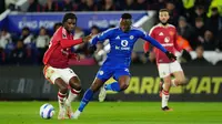 Pemain Manchester United, Ayden Heaven (kiri), dan pemain Leicester City Patson Daka berebut bola selama pertandingan Liga Primer Inggris antara Leicester City dan Manchester United, di Stadion King Power, Leicester, Inggris, Senin dini hari WIB (17-3-2025). (Martin Rickett/PA via AP)
