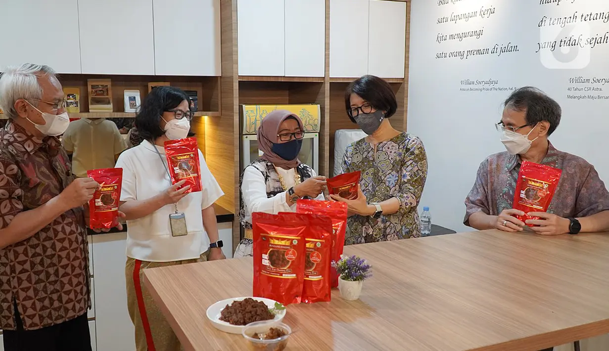 Pemilik usaha kuliner Nihar Chaniago, Miske (kiri), menjelaskan perjalanan bisnisnya berinovasi di masa pandemi dengan beralih dari usaha sepatu kulit menjadi usaha pembuatan rendang kemasan, kepada Ketua Pembina Yayasan Dharma Bhakti Astra (YDBA), Gita Tiffany Boer, Ketua Pengawas YDBA Lina Djafar, Ketua Pengurus YDBA, Sigit P. Kumala, dan Advisor YDBA, Tonny Sumartono dalam kegiatan syukuran HUT ke-42 YDBA di Galeri UKM YDBA, Jakarta (17/5/2022). (Liputan6.com/HO/YDBA)