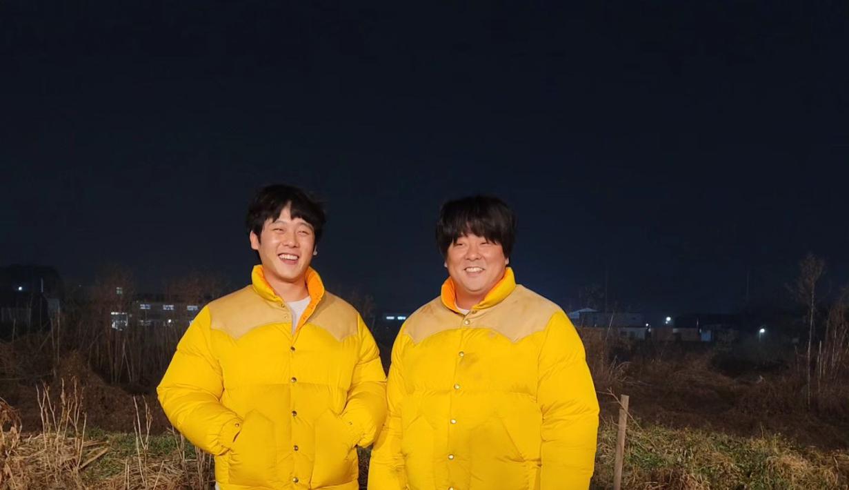 Lee JUng Ha foto bareng bersama pemeran pengantinya yang berpenampilan mirip dengannya. Baik itu pakaian hingga postur tubuh. (Foto: Instagram/ jungha.km)