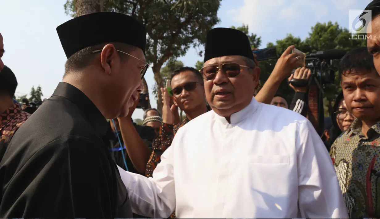 Menteri Agama Lukman Hakim Saifuddin menyambut kedatangan Presiden ke-6 Susilo Bambang Yudhoyono setibanya untuk pemakaman Siti Habibah di TPU Tanah Kusir, Jakarta, Sabtu (31/8/2019). Ibunda SBY, almarhumah Siti Habibah meninggal pada Jumat (30/8) pukul 19.21 WIB. (merdeka.com/magang/Ahmad Sujana)