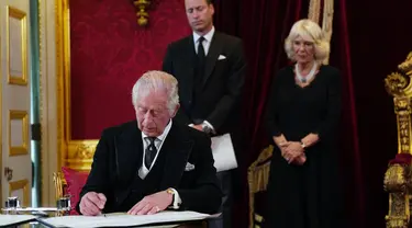 Raja Charles III menandatangani sumpah untuk menegakkan keamanan Gereja di Skotlandia saat upacara proklamasi bersama Dewan Aksesi di Istana St. James, London, Inggris, Sabtu (10/9/2022). Proklamasi Raja Charles III sebagai penguasa Britania Raya telah dilaksanakan. (Victoria Jones/Pool Photo via AP)