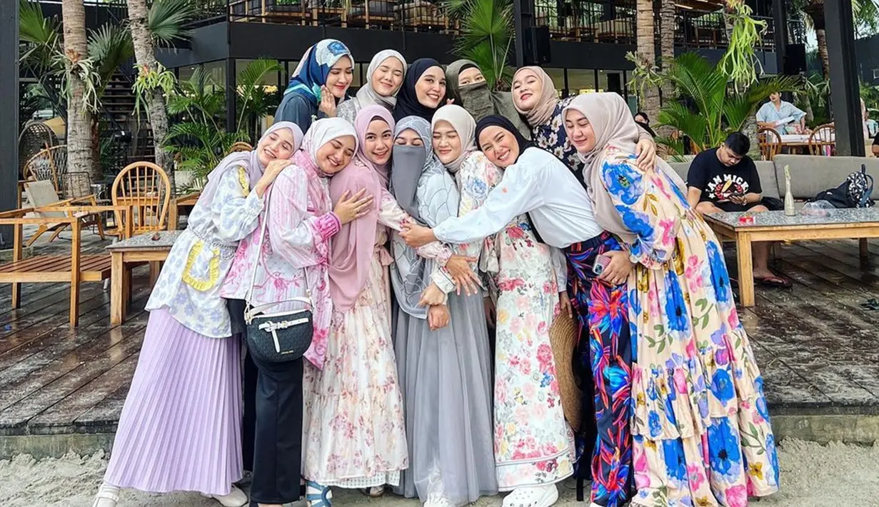 Momen seru arisan geng Butterfly ini juga terlihat dari unggahan di akun Instagram. Bahkan, bukan sekadar arisan saja, namun geng artis satu ini juga kerap menggelar pengajian hingga acara seru lainnya. (Liputan6.com/IG/@hellobvtterfly)