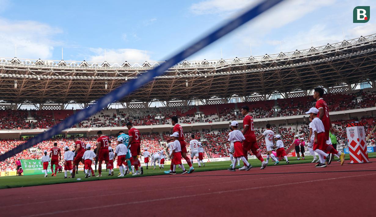 Para pemain Timnas Indonesia dan Vietnam memasuki lapangan sebelum dimulainya laga leg pertama babak semifinal Piala AFF 2022 di Stadion Utama Gelora Bung Karno (SUGBK), Jumat (6/1/2023) sore WIB. Dalam beberapa laga sebelumnya, pasukan Shin Tae-yong masih nir-kemenangan atas Vietnam. (Bola.com/Bagaskara Lazuardi)