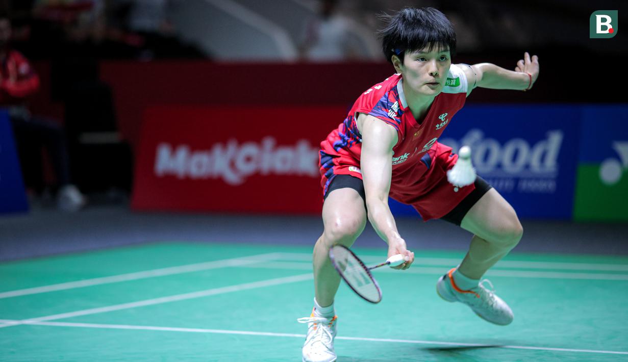 Pebulu tangkis tunggal putri China, Wang Zhi Yi berusaha mengembalikan kok ke arah wakil Indonesia, Gregoria Mariska Tunjung pada babak perempat final Indonesia Open 2024 di Istora, Senayan, Jakarta, Jumat, (07/06/2024). (Bola.com/Bagaskara Lazuardi)