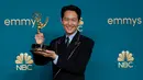 <p>Lee Jung-jae berpose usai menerima penghargaan untuk kategori aktor utama terbaik dalam serial drama 'Squid Game' di Emmy Awards 2022 di Microsoft Theater, Los Angeles, Amerika Serikat, 12 September 2022. Sebelumnya, 'Squid Game' menjadi serial non-bahasa Inggris pertama yang mendapat nominasi terbanyak di Emmy Awards 2022. (AP Photo/Jae C. Hong)</p>