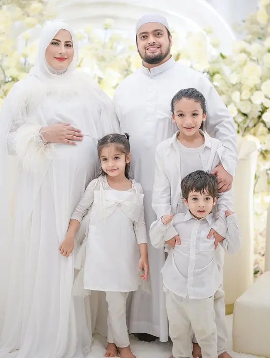 Bersama sang suami dan ketiga anaknya, Tasyi tampak stunning. Ketiga anaknya juga tampak memiliki style masing-masing namun kompak dengan nuansa putih.  [Foto: Instagram/ Tasyi Atashiya]