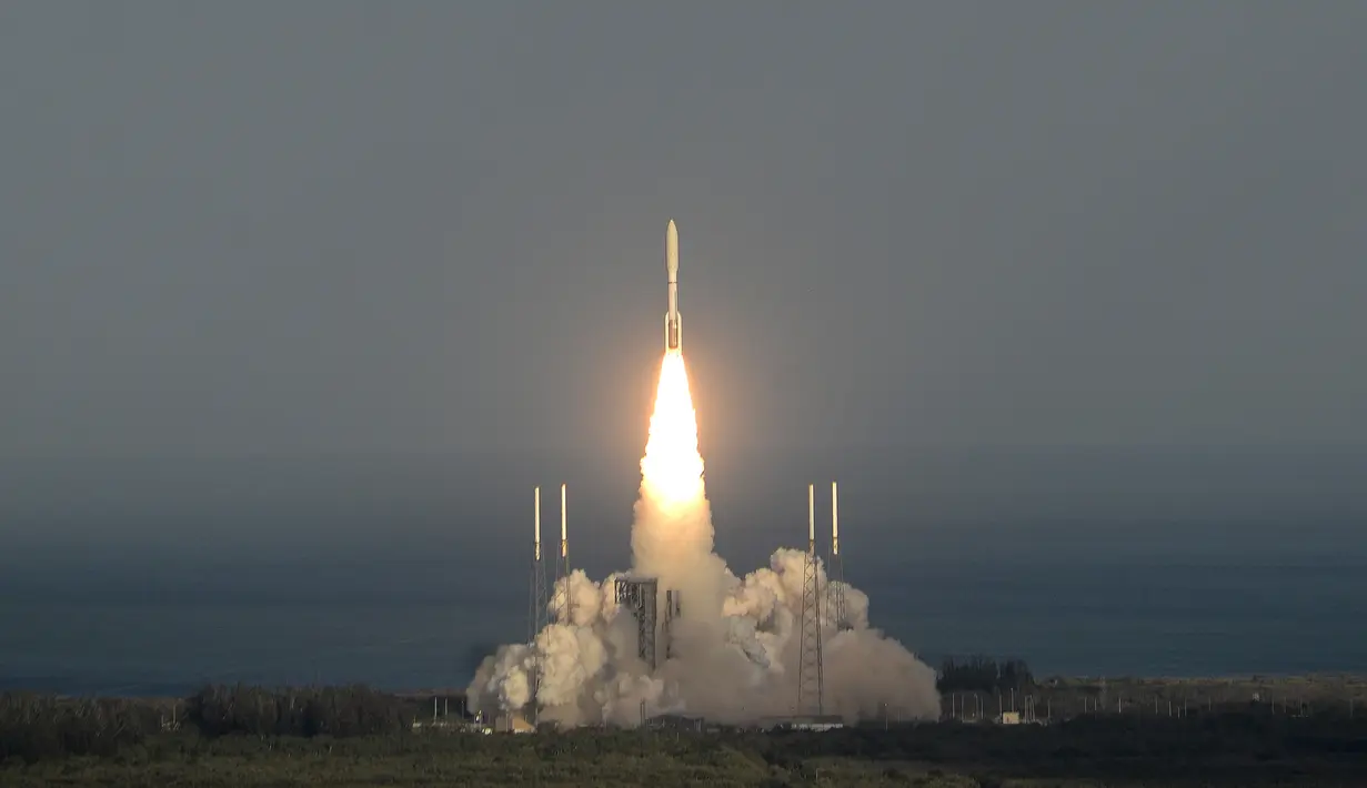 Roket United Launch Alliance Atlas (ULA) V diterbangkan dari Cape Canaveral Air Force Station, Florida, Amerika Serikat, Kamis (1/3). Roket tersebut membawa satelit cuaca dan bencana GOES-S. (Craig Bailey/Florida Today via AP)