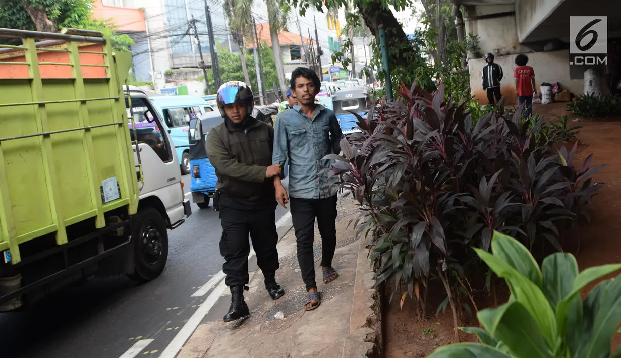 Gelandangan atau warga PMKS terjaring razia oleh petugas Dinsos DKI di Kawasan Terminal Kampung Melayu, Jakarta, Jumat (11/5). Sebanyak 8 orang terdiri dari pengemis, pemulung, dan pengamen diamankan petugas. (Liputan6.com/Arya Manggala)