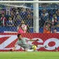 Penjaga gawang Timnas Indonesia, Kurnia Meiga (tengah) menahan tendangan penalti saat laga final kedua Piala AFF 2016 lawan Thailand di Rajamangala National Stadium, Bangkok, Sabtu (17/12). Thailand menang 2-0. (Liputan6.com/HelmiFithriansyah)