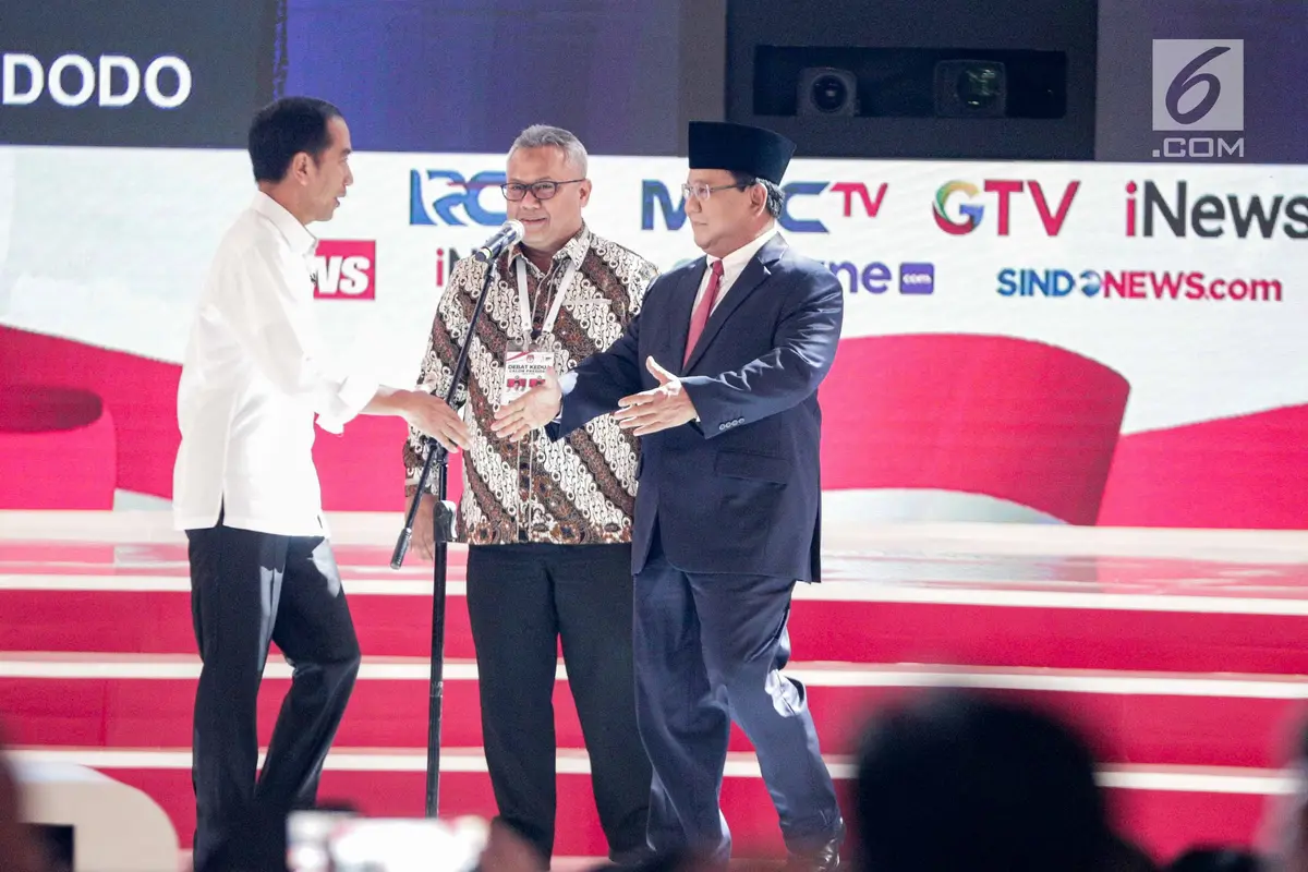 Peluk Hangat Jokowi dan Prabowo Awali Debat Kedua Capres