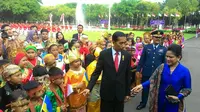 Anak-anak berbaju daerah berjejer menyambut Presiden Ukraina di Istana Merdeka (Ahmad Romadoni/ Liputan6.com)