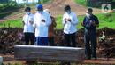 Keluarga mendoakan korban COVID-19 warga Tangerang Selatan yang meninggal di Bandung di TPU Jombang, Tangerang Selatan, Banten, Senin (21/6/2021). Korban COVID-19 yang dimakamkan dalam satu hari rata-rata 5 sampai 10 jenazah. (merdeka.com/Arie Basuki)