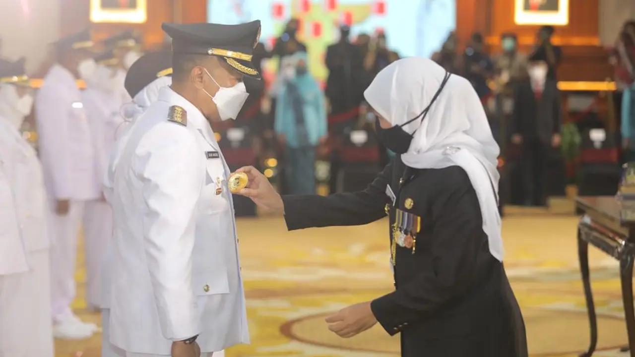 Khofifah melantik 6 pasangan calon terpilih pilkada di Jatim. (Dian Kurniawan/Liputan6.com)