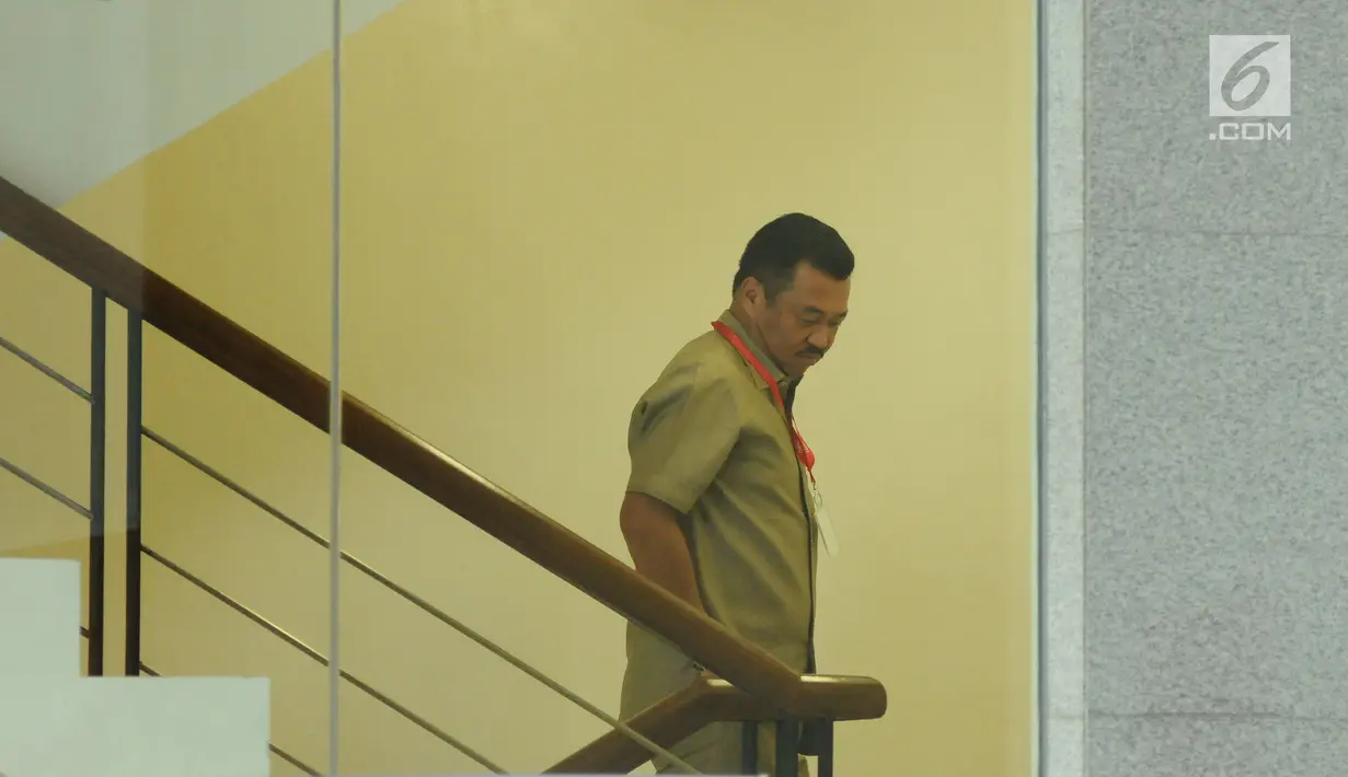 Rudi Alfonso bersiap menjalani pemeriksaan di gedung KPK, Jakarta, Rabu (1/11). Rudi Alfonso diperiksa sebagai saksi tersangka Markus Nari terkait kasus merintangi penyidikan, dan keterangan palsu pada sidang kasus e-KTP. (Liputan6.com/Helmi Fithriansyah)