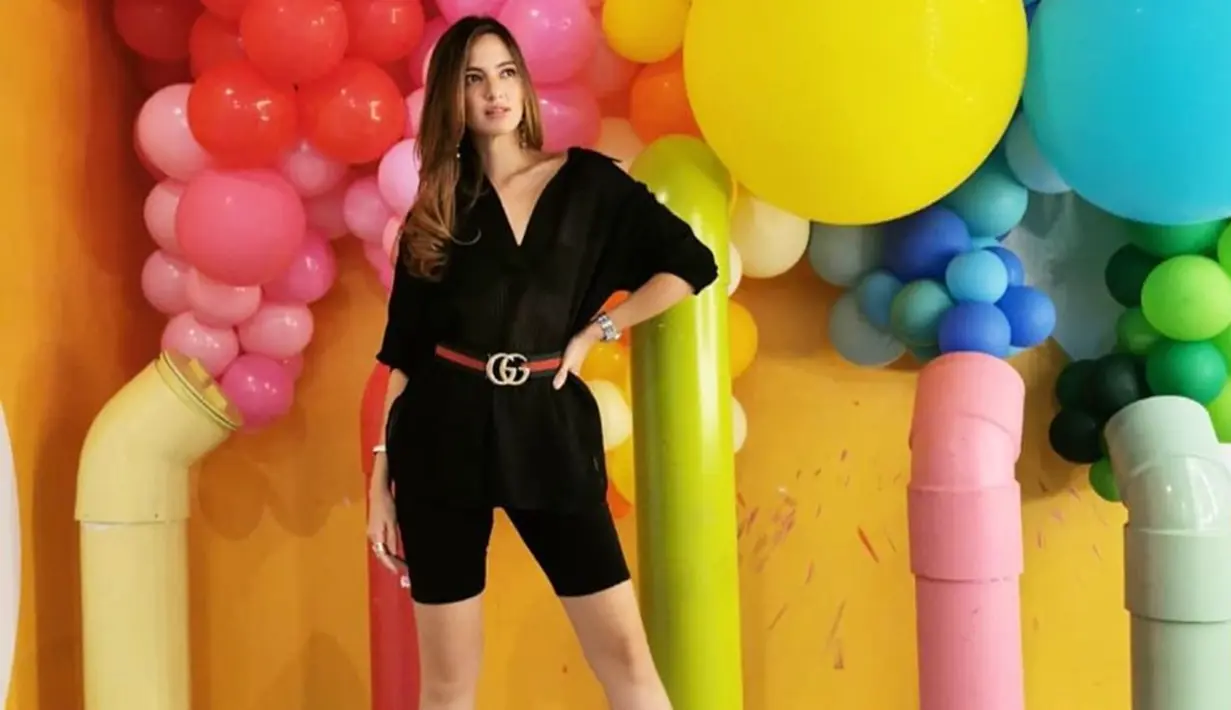Gaya OOTD Nia Ramadhani sendiri sering terlihat kasual. Pada foto ini istri dari Ardi Bakrie memilih mengenakan busana serba hitam dan dipadukan dengan ikat pinggang merek ternama. (Liputan6.com/IG/ramadhaniabakrie)