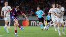 Pemain Barcelona, Fermin Lopez, melepaskan tendangan saat melawan Shakhtar Donetsk pada laga Liga Champions, di Stadion Olimpic Lluis Companys, Rabu (25/10/2023). Fermin Lopez menyumbang satu dari dua gol kemenangan Barca. (AFP/Lluis Gene)