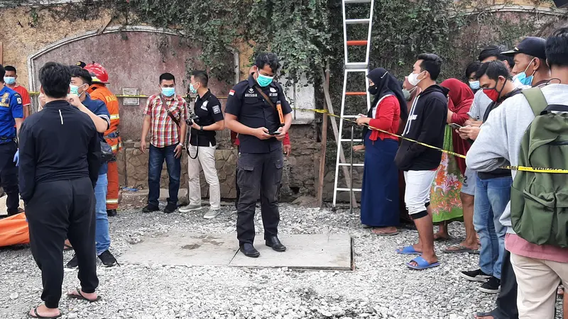 Tiga pria tewas diduga karena menghirup gas beracun dan tenggelam ke dalam saluran drainase kabel Telkom di Jalan Permata Raya, Perumahan Taman Royal, Kecamatan Cipondoh, Kota Tangerang, Kamis (7/10/2021).
