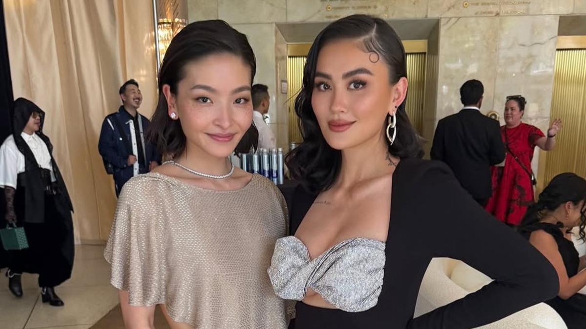 Gaya Elegan Agnez Mo di Gold Gala Dibalut Dress Hitam Buatan Desainer Rusia Seharga Rp41 juta