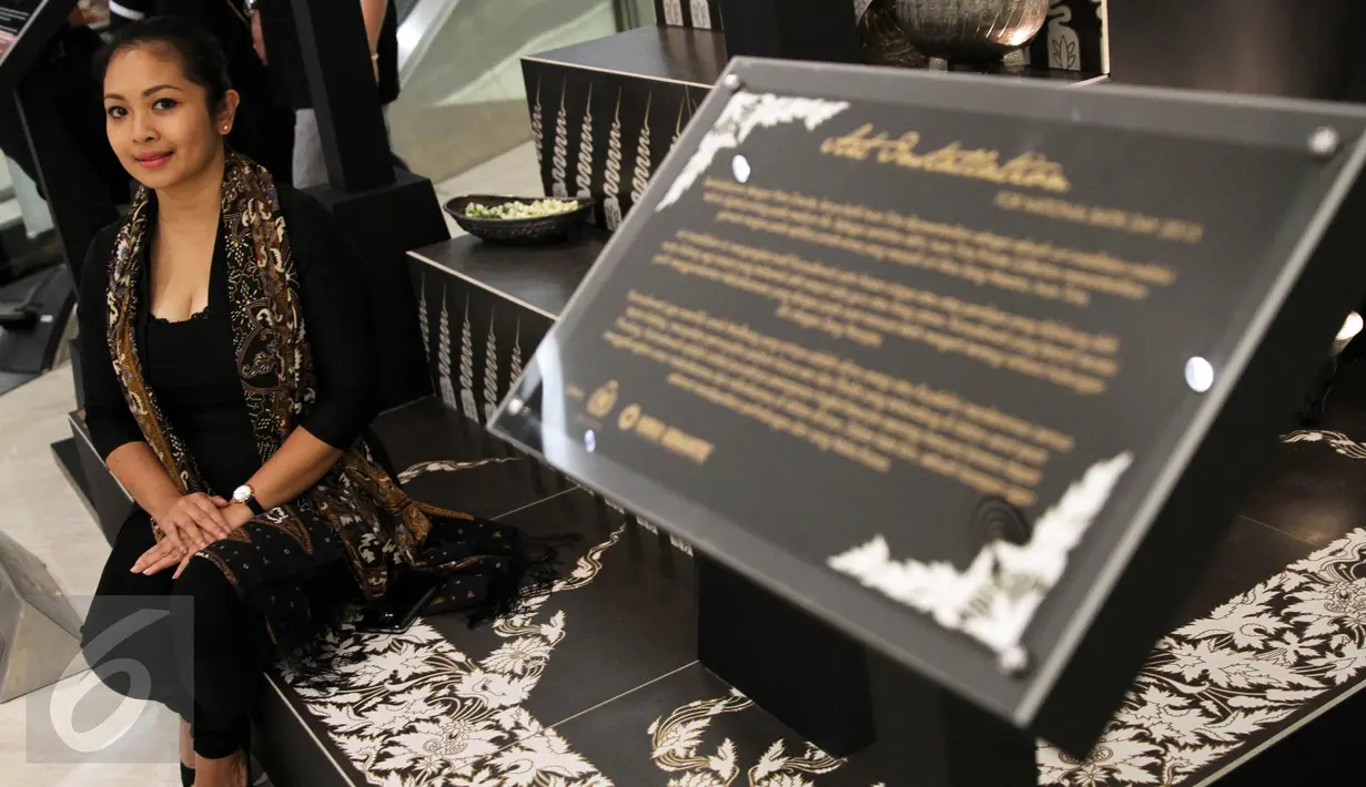 (Kiri) Creative Director Iwan Tirta Private Collection, Era Soekamto berpose di dekat instalasi pendapa istana kerajaan Jawa yang bertajuk Catur Sagotro di Main Lobby Senayan City, Jakarta, Kamis (1/10/2015). (Liputan6.com/ Immanuel Antonius) 